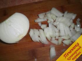 3) Порезать лук кубиками. Отправить его в кастрюлю с супом, как только крупа почти сварится и станет мягкой.
