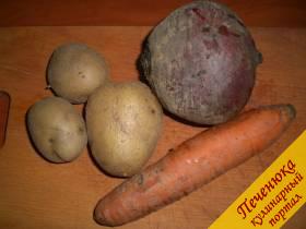 1) Первое, что необходимо сделать, чтобы приготовить винегрет по классическому рецепту, это помыть хорошенько и отварить овощи: картошку, морковь и свеклу. После варки оставить остывать, а когда остынут, почистить.