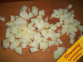 2) Все ингредиенты винегрету нарезаются кубиками средней величины. Картофель нарезаем кубиками. 