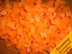 3) Морковку после очистки нарезаем кубиками.