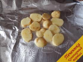 6) Выкладываем картофель в один слой на лист фольги.