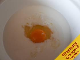 1) Половину нормы кефира слегка подогреть. Соединить его с яйцом и взбить хорошенько. Добавить соль, сахар и соду. Размешать. 
