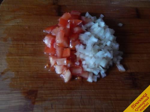 4) Порезать мелкими кубиками помидоры и лук. Для гуакамоле из авокадо лучше использовать лук шалот, но за неимением такового подойдет и обычный репчатый. 