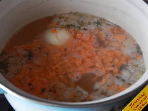 4) За 10 минут до окончания варки я также в бульон кладу тертую морковку и специи: орегано, майоран, смесь перцев. Бульон уже совсем скоро будет готов.