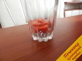 4) В высокий бокал или стакан вкладываем порезанную клубнику. Слегка ее помять ложкой, чтобы пустила сок. Но не в пюре превращайте.