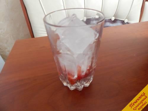 5) Далее вкладываем в стакан лед.