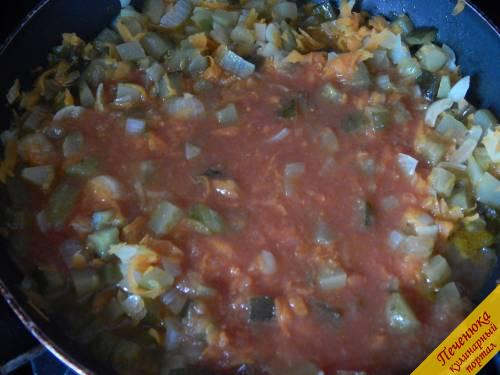 6) Далее вливаем томатный соус на сковороду. Перемешиваем. Добавляем соль, специи и тушим, пока огурцы не станут мягкими. Все это готовим на самом маленьком огне.