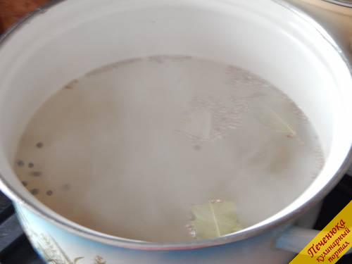 4) Варим рассол для капусты пелюстки. Для этого необходимо накипятить воду. Добавить в нее соль, сахар, уксус, черный горький и душистый перец горошком, лавровый лист, кориандр. Кипятим 10 минут.