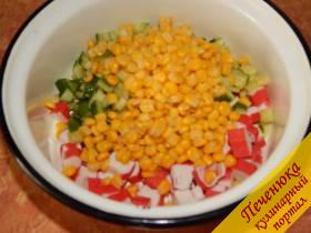 3) Следующий продукт – кукуруза консервированная. Без нее классический крабовый салат совсем не тот. 
