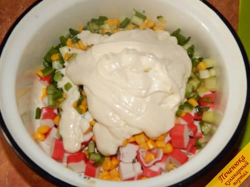 5) Заправляем майонезом и перемешиваем. Если есть желание, добавьте соль на вкус. Классический крабовый салат практически готов.