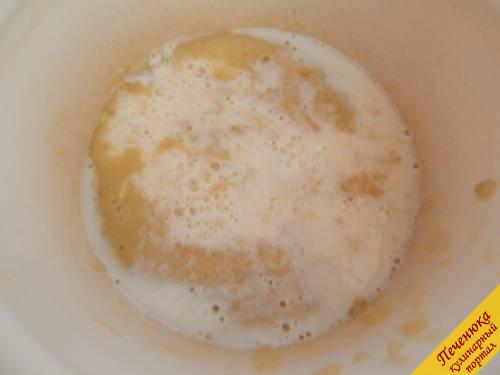 3) Далее вливаем в посуду с банановым пюре молоко, предварительно вскипяченное, охлажденное и без пенки. Использование сырого молока может вызвать проблемы в организме.  