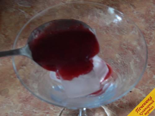4) В бокал для коктейля выкладываем лед. Сверху заливаем ягодной массой. Оставляем на 1 минуту.