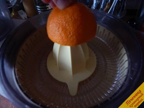 5) Также рекомендую попробовать и этот коктейль. Сначала приготовим апельсиновый фреш. Можно использовать любой сок, но с апельсиновым вкуснее. 
