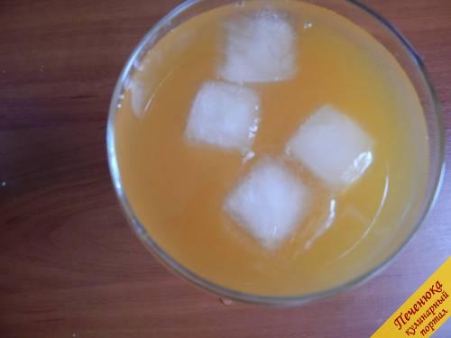 6) Далее наполняем бокал кубиками льда. Вливаем вермут, а после разбавляем свежим апельсиновым соком. Вот и все. Коктейль готов. Теперь у вас несколько рецептов, чтобы приготовить коктейли с вермутом. Будем пробовать?