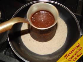 5) Далее начинается собственно процесс варки кофе по-гречески. Песок, что на сковороде, следует хорошо раскалить. Ставим турку на песок и, постоянно перемещая ее, подогреваем. 