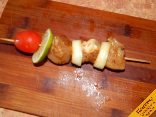 5) Нанизываем куриное мясо, чередуя с луком, на деревянную длинную шпажку. Завершаем колечком лайма и маленькой помидоркой. Помидоры используйте твердые. 