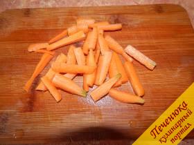 5) Далее отправляем в кастрюлю и морковку, порезанную крупной соломкой. Варим еще 15 минут. 