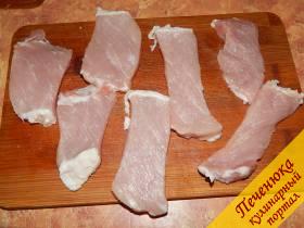 1) Свиное мясо порезать полосками около 3-4 см в ширину. Сложить полоски в один слой в какую-нибудь посуду или на поднос. Залить мясо маринадом из баночки с оливками. Оставить без внимания на полчаса. После каждый кусочек промокнуть салфеткой.