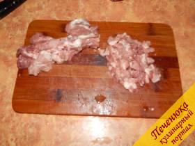 2) Займемся фаршем. Купаты готовят из свиного мяса. Его нарезать маленькими кусочками. Добавить к мясу сало, порезанное также мелкими кубиками. 