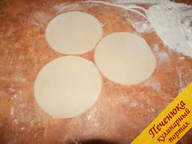 5) Тесто раскатать в тонкий пласт. Вырезать кружки подходящей формы (удобно это делать большой круглой формой для печенья или бокалом).