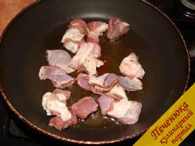1) Баранину нарезаем некрупными кусочками. На сковороде растопить жир и выложить мясо. Слегка обжариваем и перекладываем в чугунную кастрюлю. 