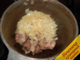 2) Также на сковороде следует пассировать репчатый лук, порезанный помельче кубиками. После отправляем и его в чугунок, разровняв поверх мяса.