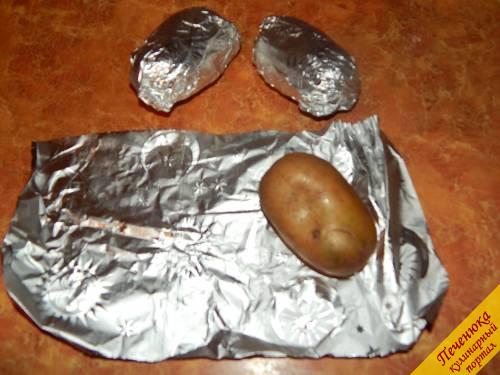 3) Теперь каждый клубень следует завернуть в фольгу. Лист должен быть таким, чтобы картошка была полностью со всех сторон закрыта и упакована. 