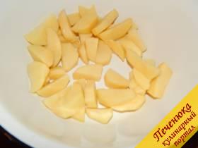 3) Картофель порезать кусочками: можно соломкой, дольками или нашинковать, как для жарки, только потолще. Промокнуть салфеткой.