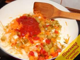 3) На сковороду налить оливковое масло. За неимением такового, можно и постное использовать. Выложить на сковороду лук, затем морковь и сладкий перец. Слегка потушить. После добавляем соленый огурцы, порезанные кубиками или соломкой. Накрыть крышкой, потушить 1 минуту. А после к овощам добавляем томатный соус или кетчуп домашнего приготовления. Если в хозяйстве имеются свежие помидоры, то можно и их использовать (кожуру обязательно снять). Накрыть крышкой и тушить около 10 минут. 