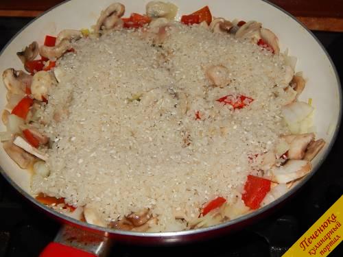 5) Выложить рис на овощи с курицей и грибами. Снова накрыть крышкой и пропарить его в течение 2-3 минут.
