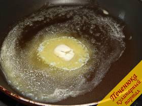 4) На сковороде растопить сливочное масло.