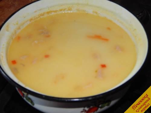 6) Варим около минуты, а после вливаем в кастрюлю норму сливок, указанную в ингредиентах. Далее рыбный суп из семги готовится еще минуту (постоянно перемешивайте его), а после огонь отключается. 