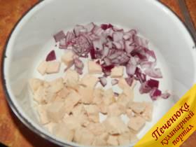 2) Сладкий ялтинский лук порезала также мелкими кубиками. Соединила филе и овощ в одной миске. 