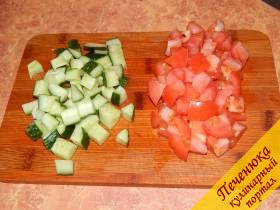 3) Кубиками порезала помидор и огурец. Также отправила овощи в общий салатник.
