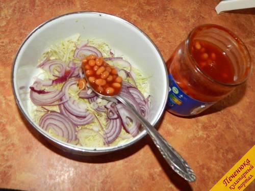 4) Далее выкладываем к овощам фасоль вместе с томатным соусом из банки. 