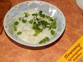 2) В салат из редьки черной добавляем зеленый лучок, мелко порезанный. 