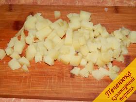 1) Сначала следует отварить и остудить картофель в мундире. Перед варкой хорошо помойте клубни. В кастрюлю с водой я также вкладываю немного соли. После того, как овощ остыл, очищаем его и нарезаем кубиками. Мне нравится, когда они небольшого размера.