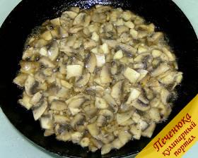 3) Теперь грибы нужно обжарить. Нагреваем сковороду, наливаем растительное масло, высыпаем нарезанные шампиньоны, солим и посыпаем черным молотым перцем, перемешиваем. Обжариваем шампиньоны до тех пор, пока не выпарится лишняя жидкость и они не начнут золотится. Отдельно обжариваем нарезанный лук и добавляем его к грибам.