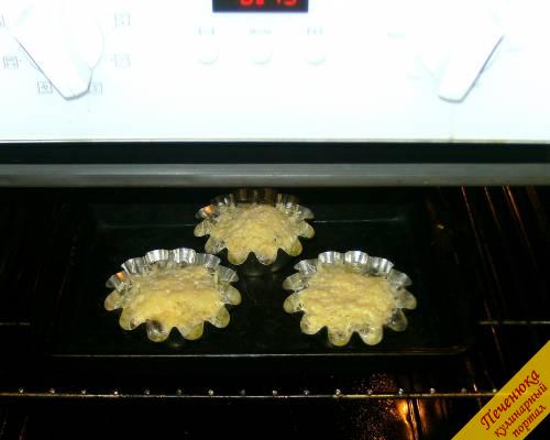 8) Разогреваем духовку (180-190 градусов) и отправляем наши формочки с жульеном запекаться. Время приблизительно 20 минут.