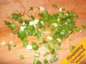 3) Вымыть зелень (зеленый лук, укроп), нарезать и добавить к нарезанной капусте.