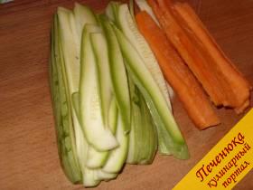 1) Кабачок и очищенную от кожицы морковь нарезать пластинками. Довести воду до кипения, слегка подсолить и опустить в кипяток морковь. Подержать не более 1,5 минуты, затем остудить в холодной воде с добавлением льда. Ту же самую процедуру повторить с кабачком.