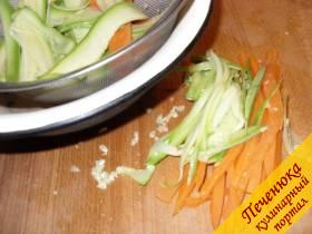 2) Дать стечь моркови и кабачкам, затем нарезать тонкими полосочками (наподобие спагетти).