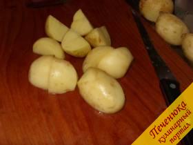 2) Картошку почистить, нарезать на небольшие кусочки и отправить вариться в кипящую воду вместе с фасолью.