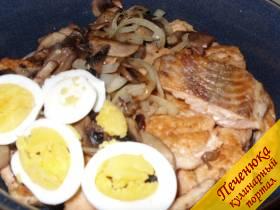 3) В форму для запекания выкладываем слой горбуши, слой жареного лука, жареные грибы и нарезанные или натертые на крупной терке отваренные вкрутую яйца.