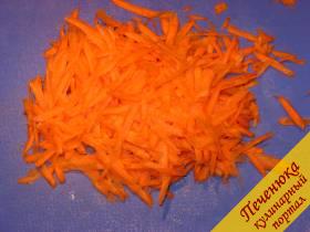 6) Натираем на не сильно мелкой терке морковь.