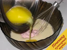 2) Туда же отправить йогурт и растопленное сливочное масло.