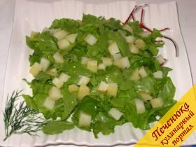 3) Картофель режем на небольшие кубики и выкладываем сверху на листья салата.