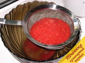 2) После бланширования снять с помидор кожицу (благодаря термообработке это получается очень просто и легко) и перемолоть их с помощью блендера. Получившуюся смесь выложить в сито, чтобы с нее стекла лишняя жидкость.