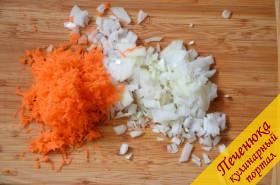 4) Порезать мелко лук и потереть на мелкой терке морковь. Отправить их минут через 10 после картошки в бульон.