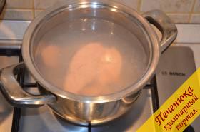 1) Накипятить воду, посолить ее и отправить вариться семгу. После того как бульон с семгой начнет кипеть, рыбу необходимо проварить (вернее даже сказать приварить) всего пять минут и вытащить на тарелочку.